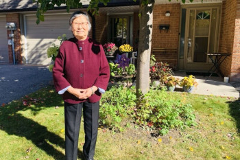 88 жаштагы аял, мурда балдак менен жүрчү, азыр болсо жеңил жана тез басат