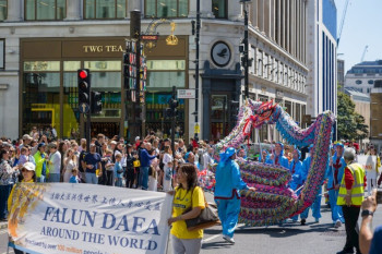 Улуу Британия. Лондондо Дүйнөлүк Фалунь Дафа күнүн белгилөөгө арналган салтанаттуу эң зор парад жана иш-чаралар